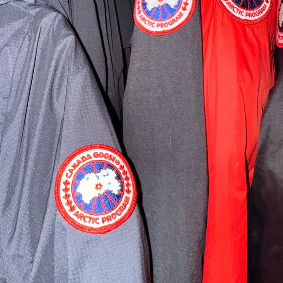 Canada Goose women’s Camp Hoody Puffer Jacket - Picture 3 of 5